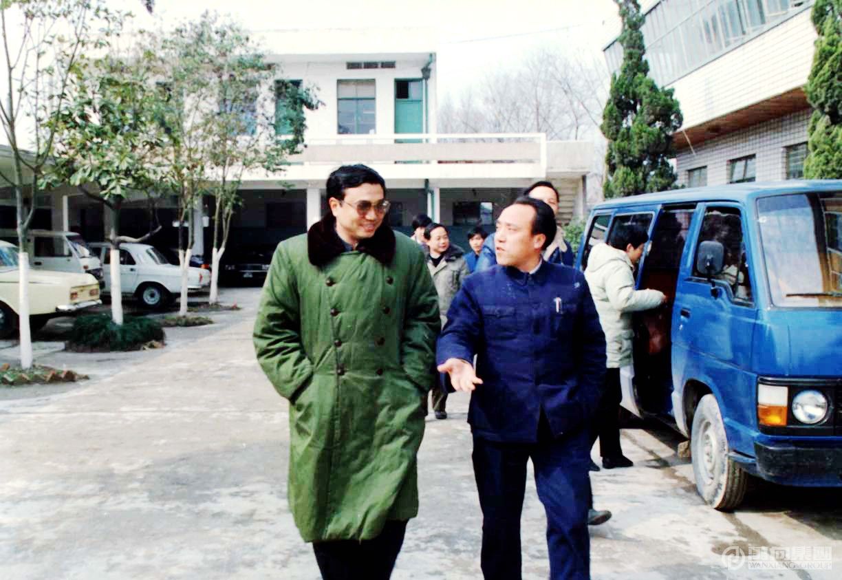 1988年1月31日， 團(tuán)中央書記處書記李克強(qiáng)到我廠視察，魯冠球陪同參觀生產(chǎn)車間。.jpg