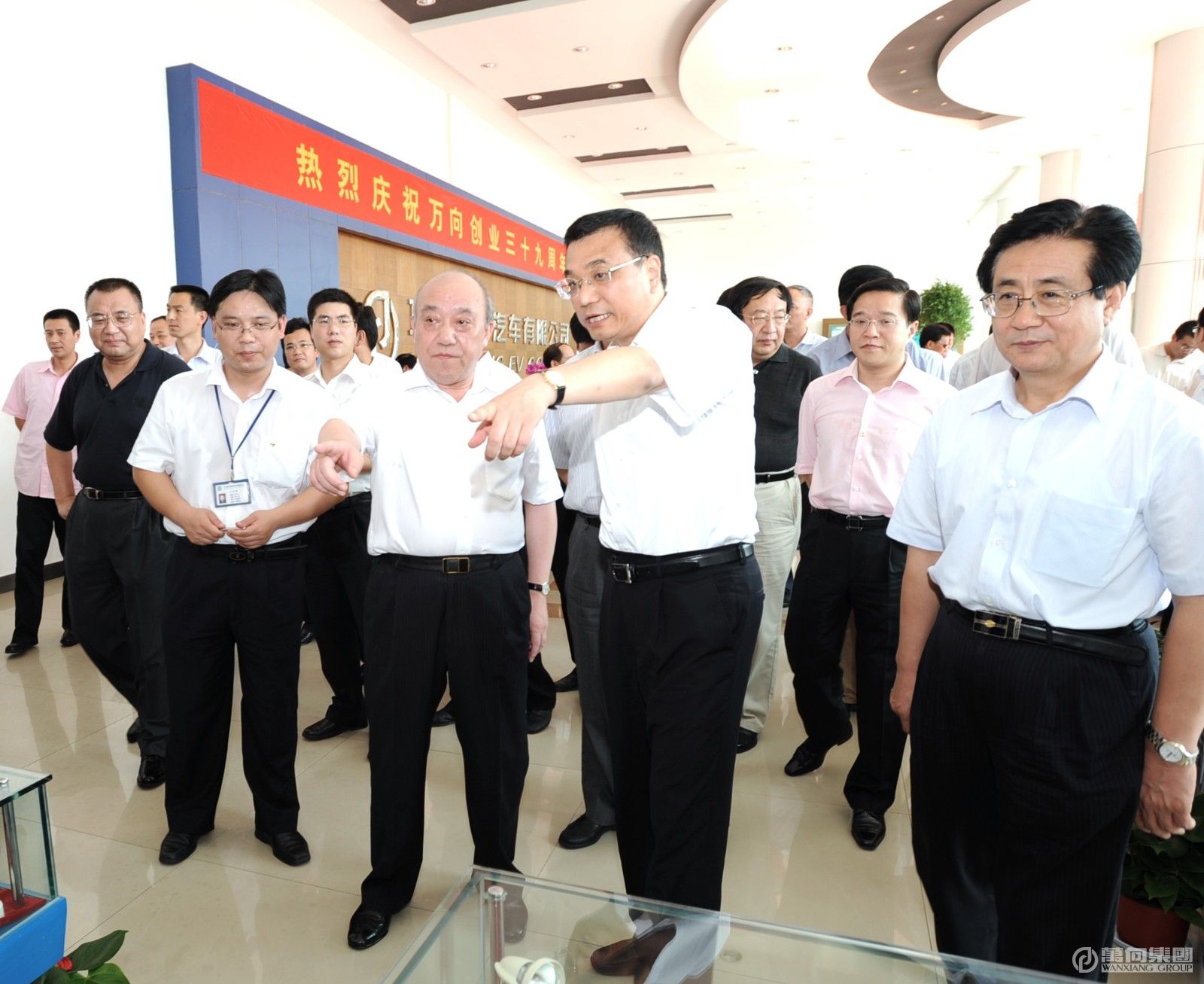 2008年7月7日，國(guó)務(wù)院副總理李克強(qiáng)視察萬(wàn)向電動(dòng)汽車。.JPG