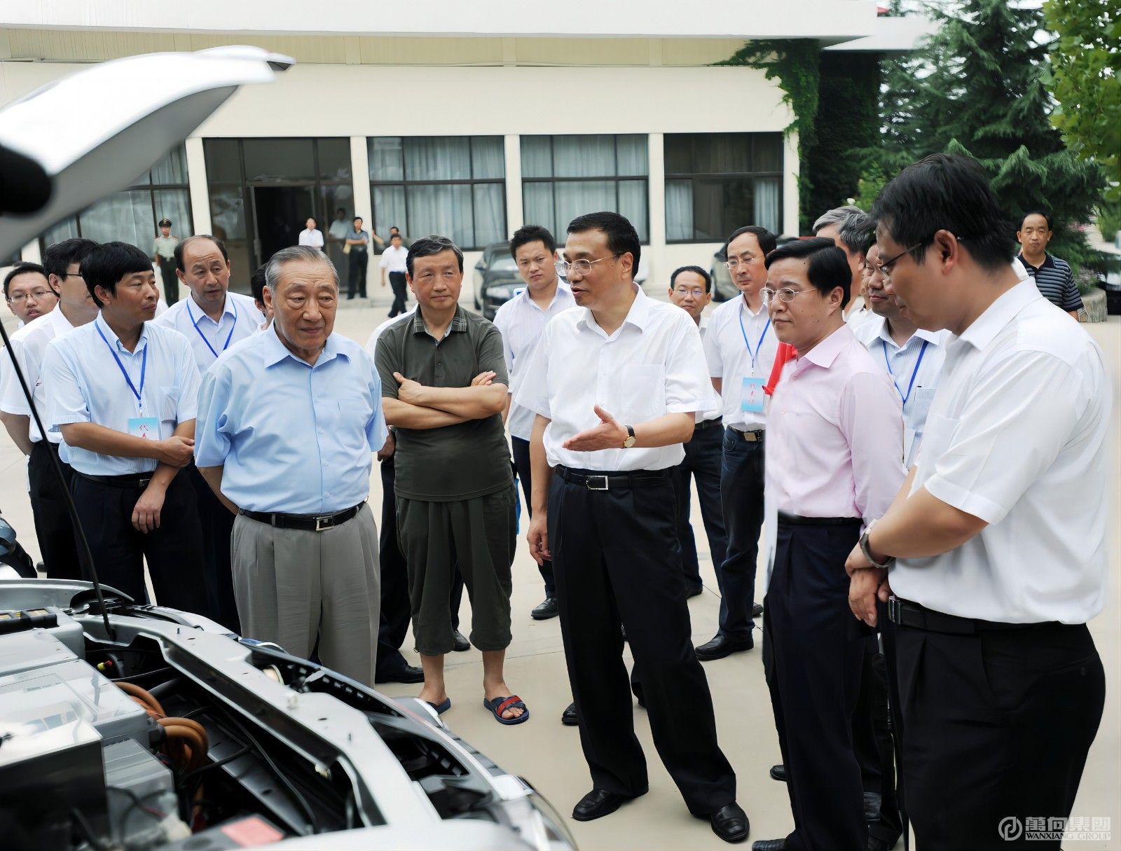 2009年8月5日，國(guó)務(wù)院副總理李克強(qiáng)等國(guó)家領(lǐng)導(dǎo)人在北戴河聽(tīng)取萬(wàn)向電動(dòng)汽車匯報(bào)。(1).jpg