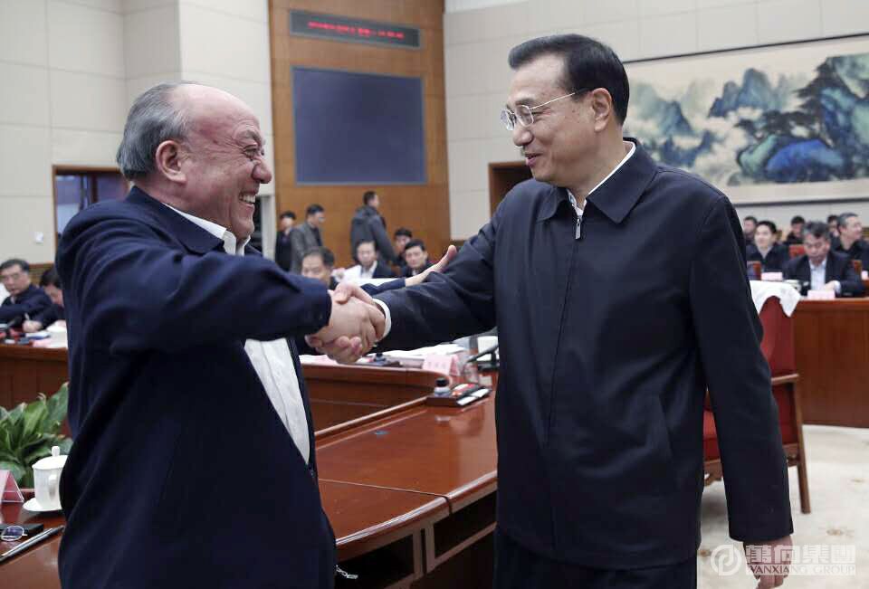 2016年1月25日，中央政治局常委，國(guó)務(wù)院總理李克強(qiáng)主持召開(kāi)的專家學(xué)者和企業(yè)界人士座談會(huì)與魯冠球親切握手。.JPG